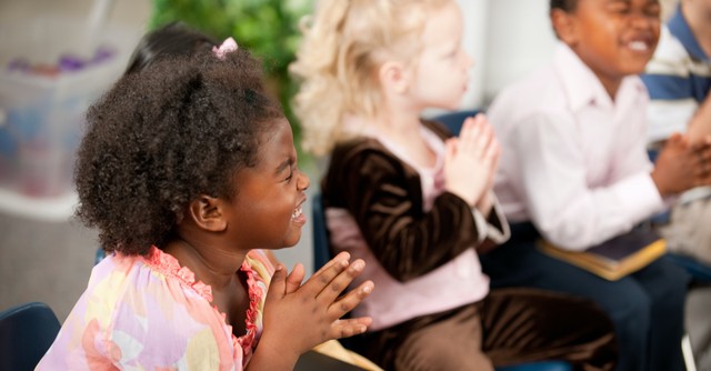 Little kids praying