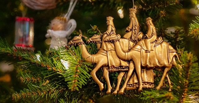 Gold Christmas ornament of the three wise men