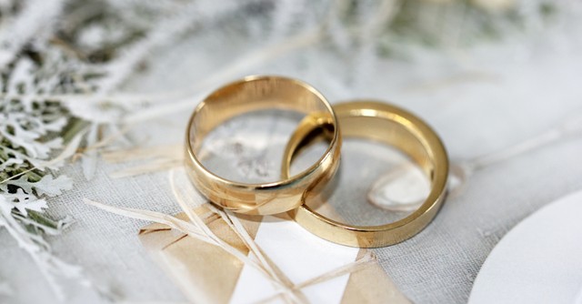 wedding rings, a record number of 40-year-olds in the U.S. have never been married