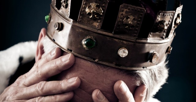 aging man wearing crown holding hands to his head, illustration for article on how old was king david when he died