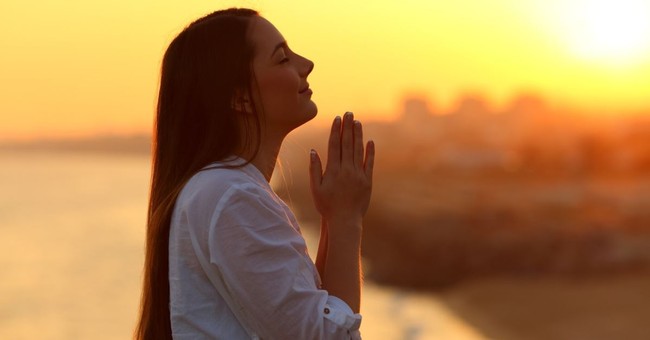 woman praying at sunset, a powerful Friday prayer