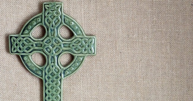 7518 Green Porcelain Celtic Cross On Burlap Fabric 