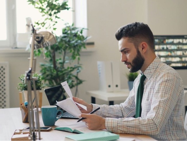 10 Sneaky Signs You May Be a People Pleaser