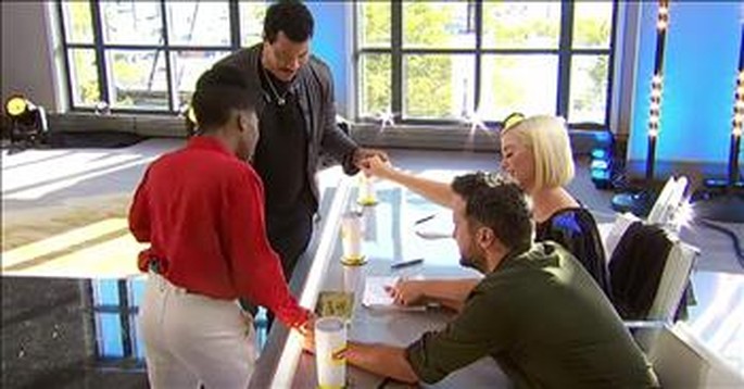 American Idol Contestant Prays With Judges After Emotional Audition