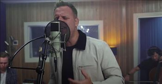 'Looking Up' Matthew West Acoustic Performance Thanking All The Dads