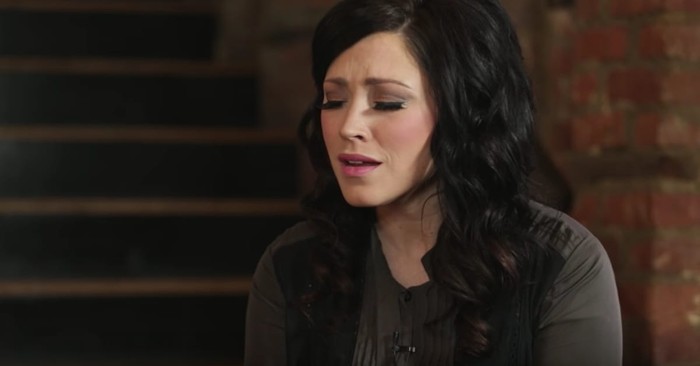 'I Am Not Alone' - Beautiful Kari Jobe Performance