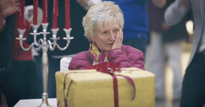 Christmas Flash Mob Moves People to Tears