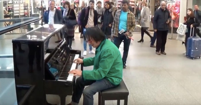 Guy on Piano in London Station Plays Cool Version of 'Amazing Grace'