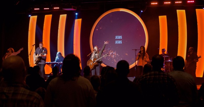 10 Reasons Contemporary Worship Is Declining and What We Can Do to Help the Church Move On