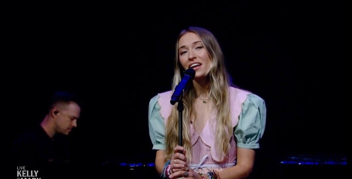  Lauren Daigle Performs ‘Thank God I Do’ On Live With Kelly And Mark