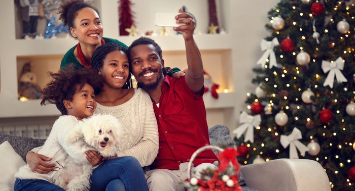 How to Stay Connected with Family and Friends During the Holiday