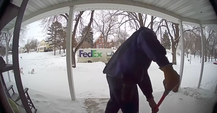 Security Camera Catches FedEx Driver’s Act of Kindness for Widow