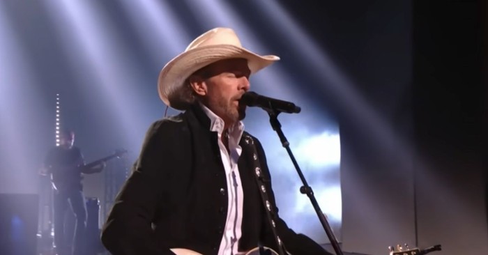 Toby Keith’s Unforgettable Final Award Show Performance, “Don’t Let the Old Man In”