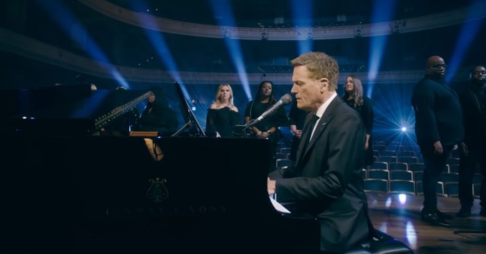 Michael W. Smith Performs Mesmerizing Rendition of ‘In Christ Alone’