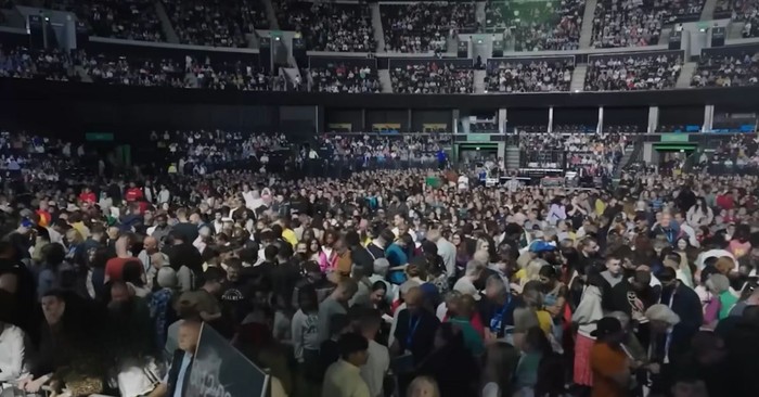 UK and US Witness Thousands Turning to God in Post-Pandemic Revival