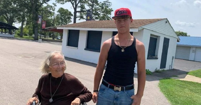 Teen Who Raced to Help Elderly Woman Who Fell Down Refused to Accept Any Reward