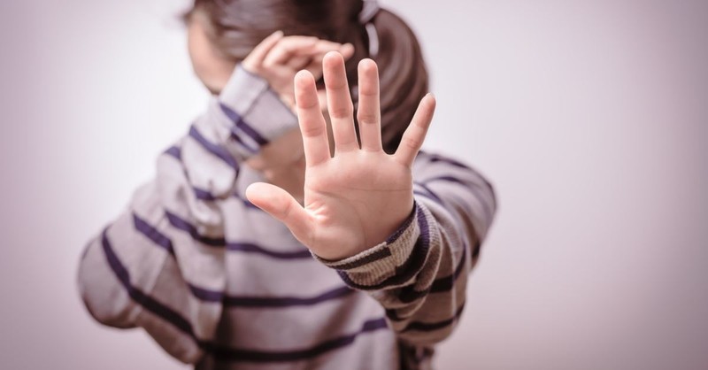 67105-woman-hand-up-stop-gettyimages-por