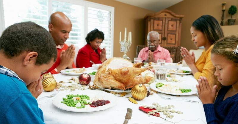 7 Prayers for Christmas Dinner to Renew the Hearts of Everyone Present