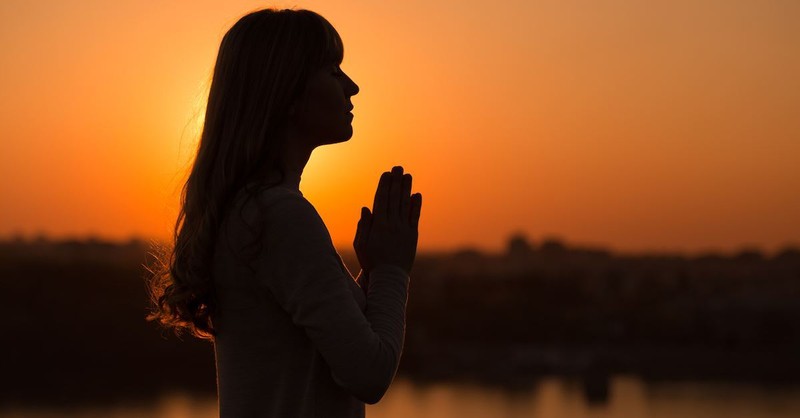 Black beautiful woman praying to god Royalty Free Vector