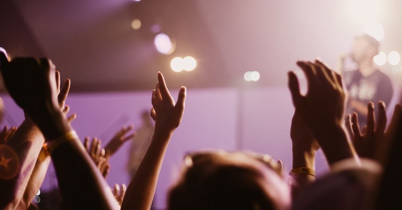Pastors John Piper and Robert Morris on Whether Christians Should Raise Their Hands in Worship