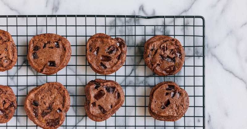 fresh baked cookies cooling on the rack 