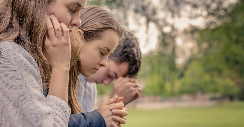 family mother father daughter lined up praying together, how to fight sin as a family