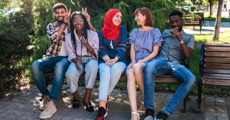 grupo multicultural de amigos juntos sonriendo diversidad racial