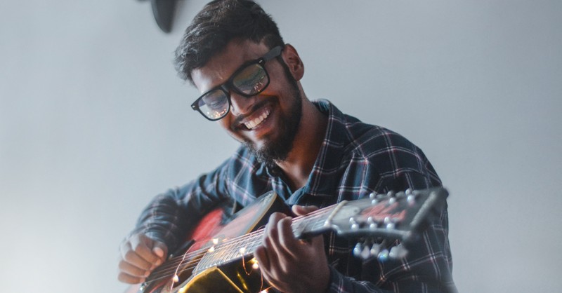 musician playing the guitar