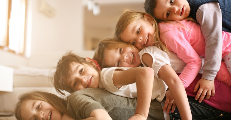 5 siblings ontop of eachother in livingroom