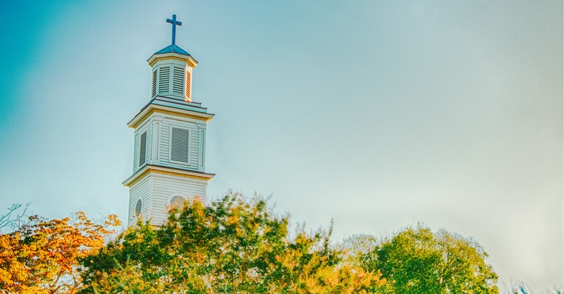 Un campanario de la iglesia, las iglesias deben abrir ahora o nunca lo harán