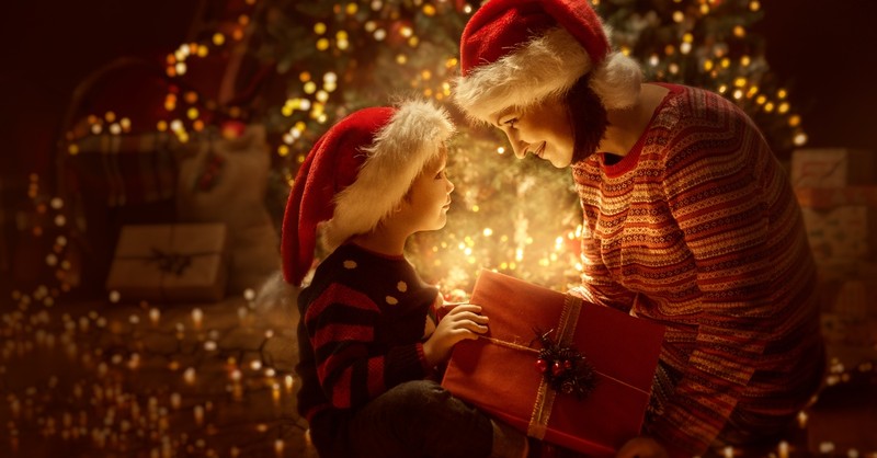 12 Christmas Prayers to Experience Joy and Family Happiness This Holiday