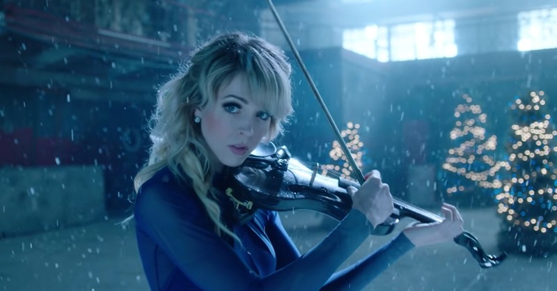 Violinist Lindsey Stirling Performs ‘Carol Of The Bells’