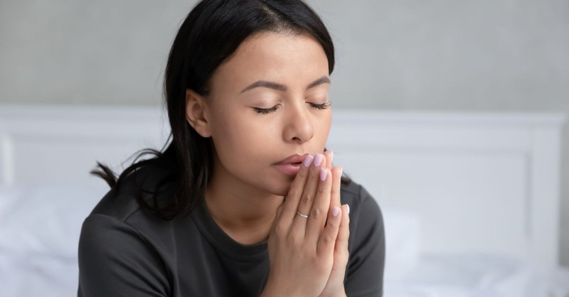 woman praying eyes closed, how to start a prayer