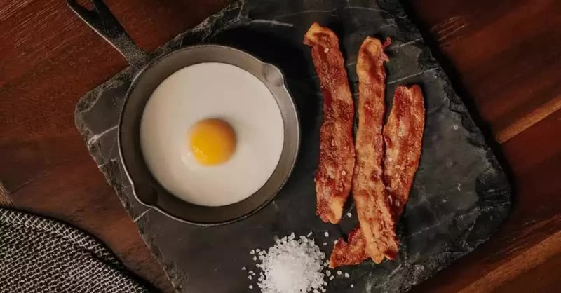 A platter of bacon and eggs