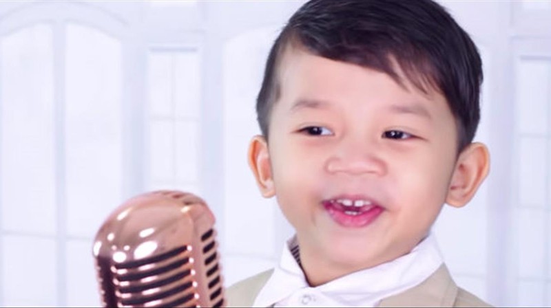 4-Year-Old Sings 'Amazing Grace (My Chains Are Gone)'