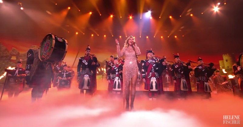 German Singer Helene Fischer Sings 'Amazing Grace' With Pipe And Drums