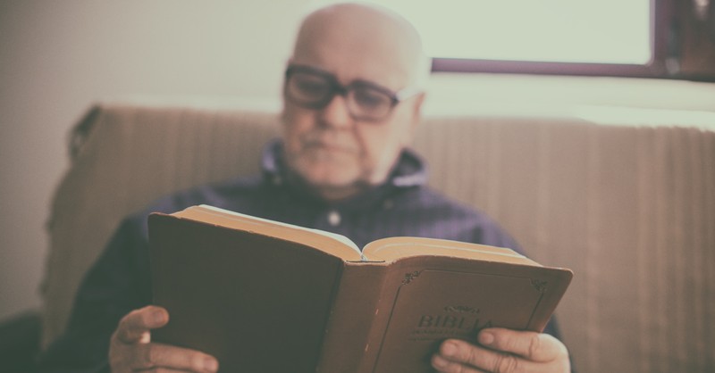 A man reading a Spanish Bible