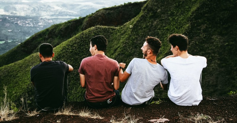 Four people hanging out, survey shows men have fewer friends today than in the 1990s