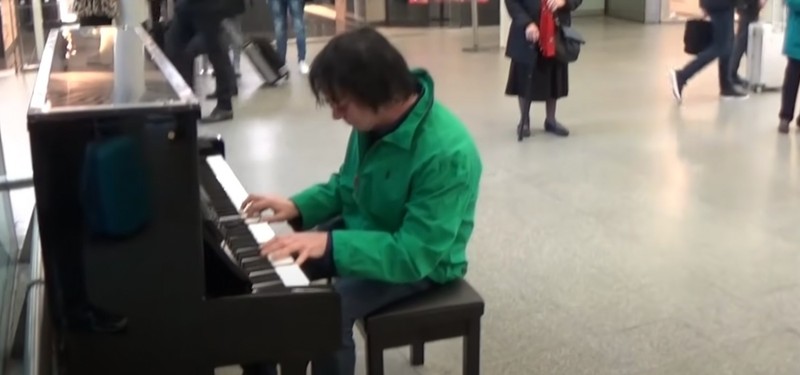 Man plays Amazing Grace on Airport Piano