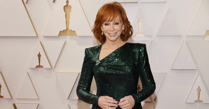 Reba McEntire Performs 'In the Garden / Wonderful Peace' Medley with the Isaacs