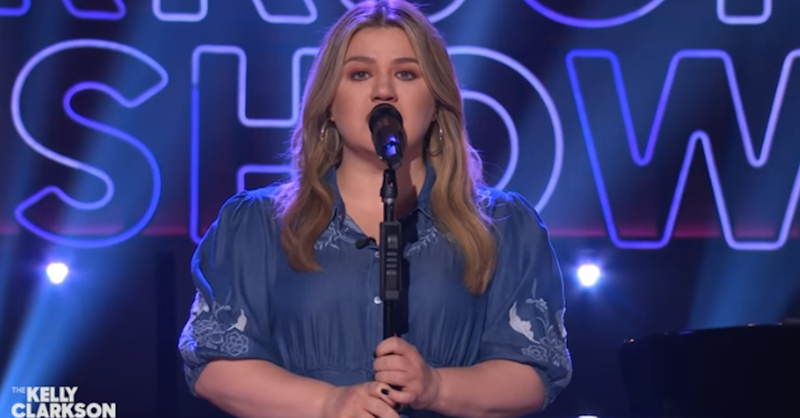 Kelly Clarkson Sings 'Rescue' By Lauren Daigle