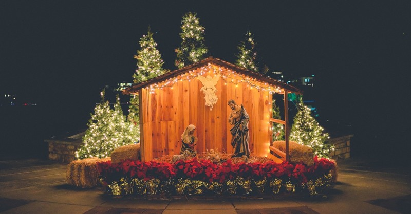 10 Christmas Carols That Celebrate the Savior of the World