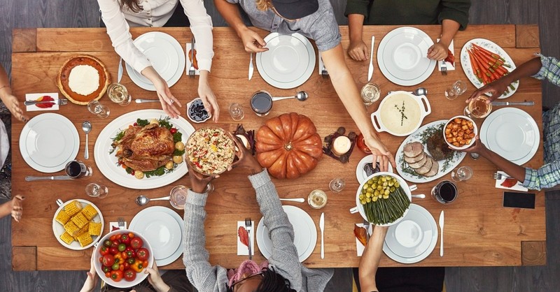 family eating thanksgiving