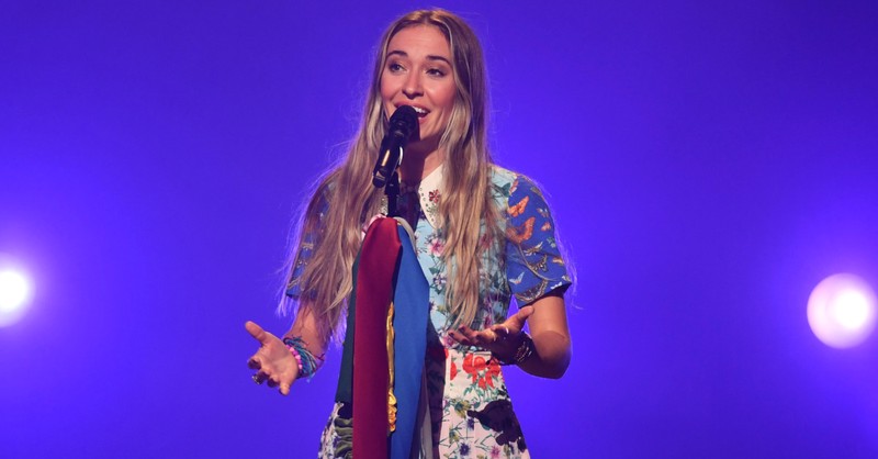 Lauren Daigle: Kindness Stands Out in a World of Negativity – 'The World Is Looking' for It