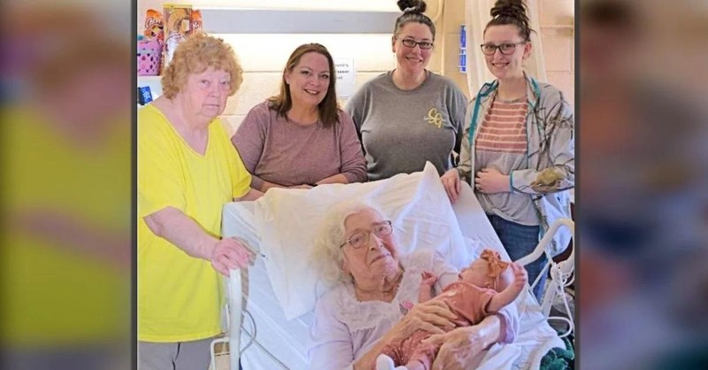 6 Generations of Family Shown in Photo Where Woman Holds Great-Great-Great Granddaughter