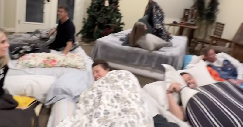 7 Adult Siblings Show Up for a Surprise Sleepover with Parents and It’s Bringing Folks to Tears