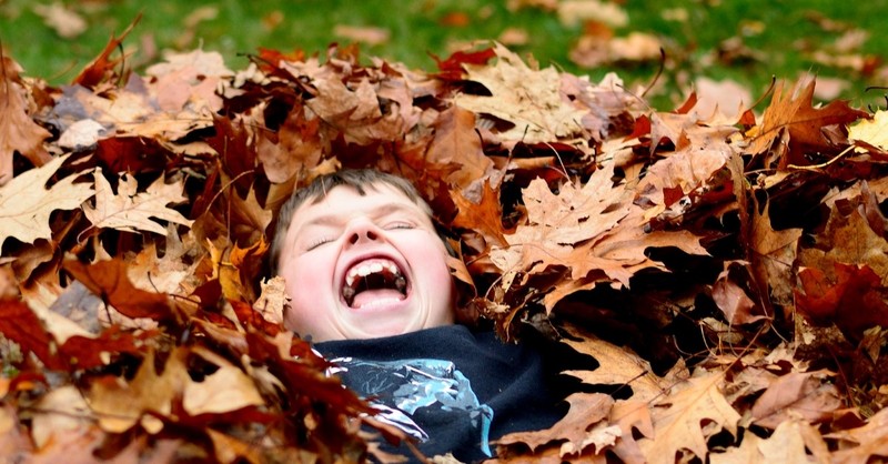 child jumping into leaf pile, thanksgiving games