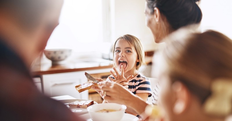 child parents eating snacks, thanksgiving games