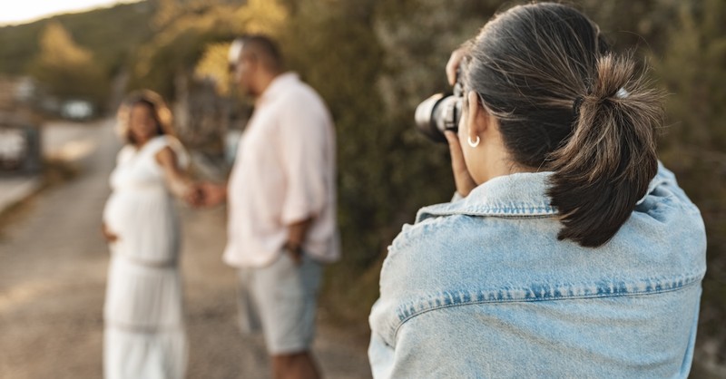 Photographer taking pictures maternity photoshoot pregnant new parents pregnancy announcement