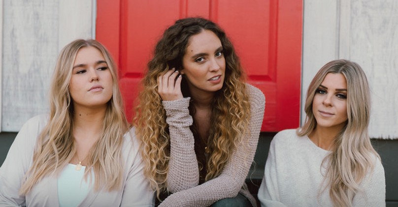 3 A Cappella Women Sing 'Down to the River to Pray'